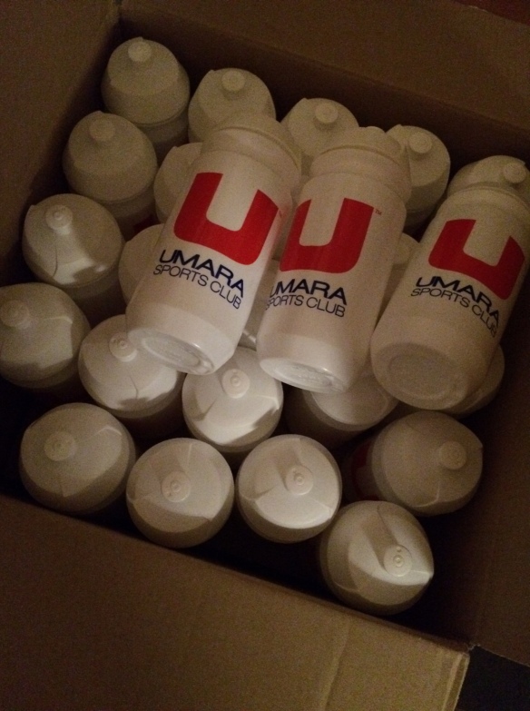 Snacka om grym leverans!!! UMARA skickade upp gäng vattenflaskor och massa UMARA SPORT som skall användas på några jobbevent framöver. Me lajk! 